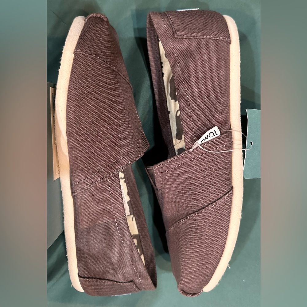 TOMS Classic Canvas Slip On Shoe, Ladies Sz 8. NIB. Ash Canvas Color.